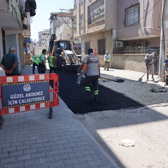 Akdeniz'de yol ve kaldırım çalışmaları aralıksız sürüyor