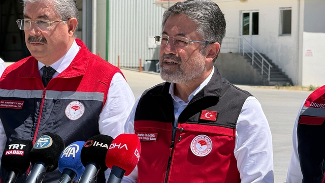 Bakan Yumaklı: "Bitkisel üretimde Cumhuriyet tarihimizin rekorunu bekliyorum"
Tarım ve Orman Bakanı İbrahim Yumaklı, Sivrihisar Toprak Mahsulleri Ofisi Ajans Amirliğini ziyaret etti
Bakan Yumaklı:
"Tarımsal hasılamız 83.2 milyar dolar ile tarihinin en yüksek rakamına çıktı"
"Son 66 yılın en iyi yağışlarını aldık"