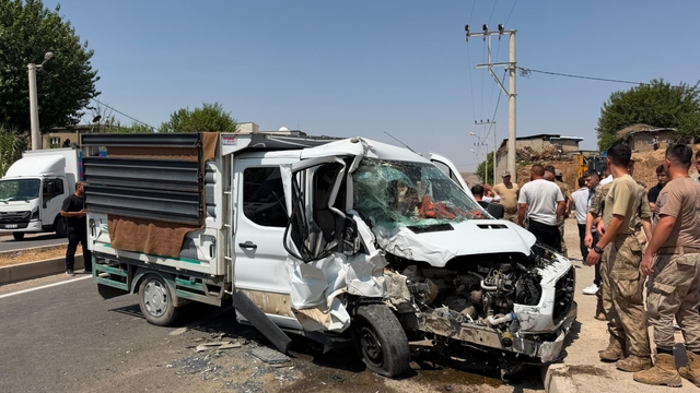 Cizre'de kamyonet ile dolmuş çarpıştı: 1'i çocuk 4 yaralı