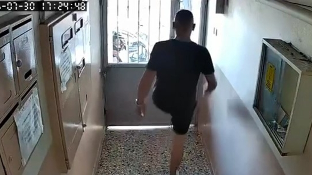 Kurye apartman kapısını tekmeleyerek açtı