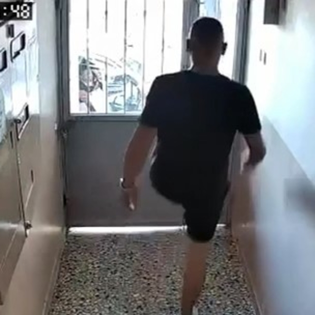 Kurye apartman kapısını tekmeleyerek açtı