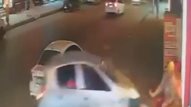 İş yerinin duvarına çarpan otomobilin altında kalmaktan kıl payı kurtuldu