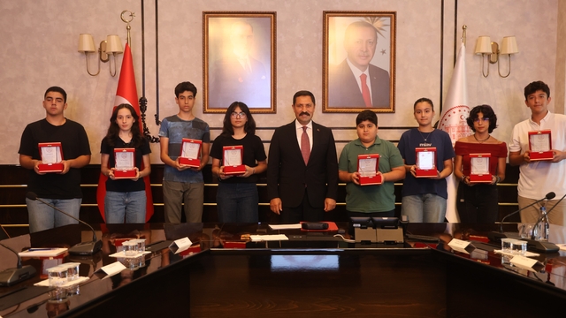 Depremin izlerinin silindiği Hatay'da 8 öğrenci LGS'de birinci oldu, 25 öğrenci YKS'de ilk binde yer aldı
YKS'de başarı elde eden öğrencinin üniversite hedefini deprem sonrası yaşadıkları belirledi