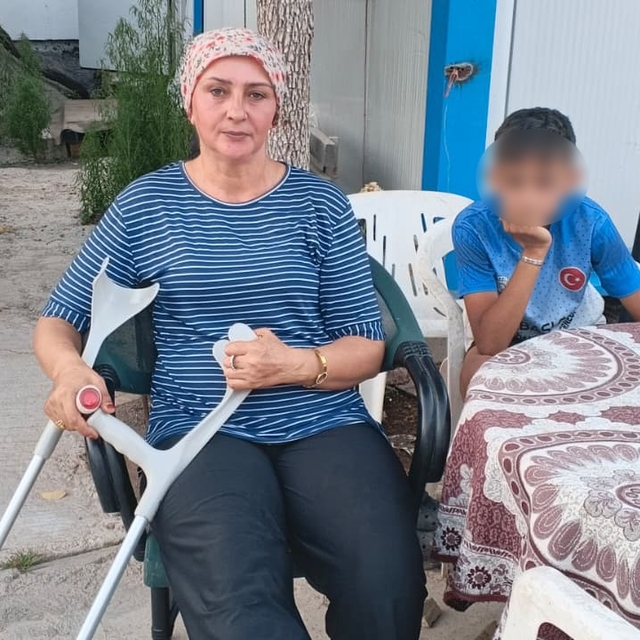 Başıboş köpeklerin kovaladığı anne-oğul düşerek yaralandı