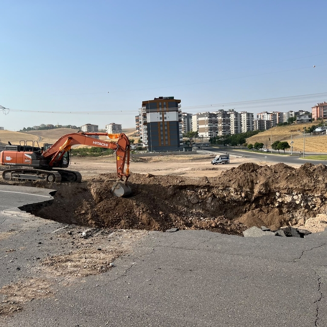 Batman'da ana isale hattının geçtiği yol çöktü