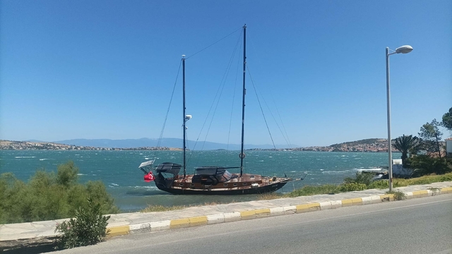 Ayvalık'da kuvvetli rüzgar; yelkenli tekne kıyıya vurdu