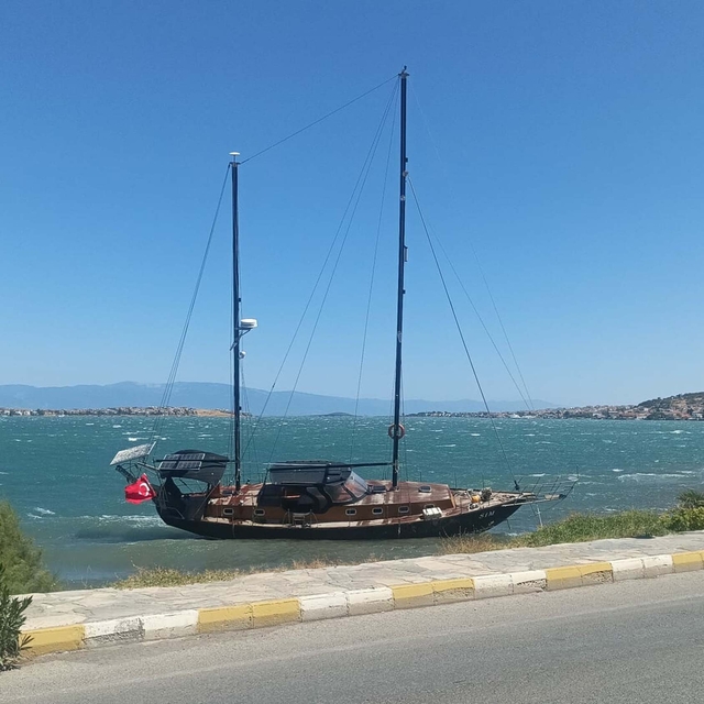 Ayvalık'da kuvvetli rüzgar; yelkenli tekne kıyıya vurdu