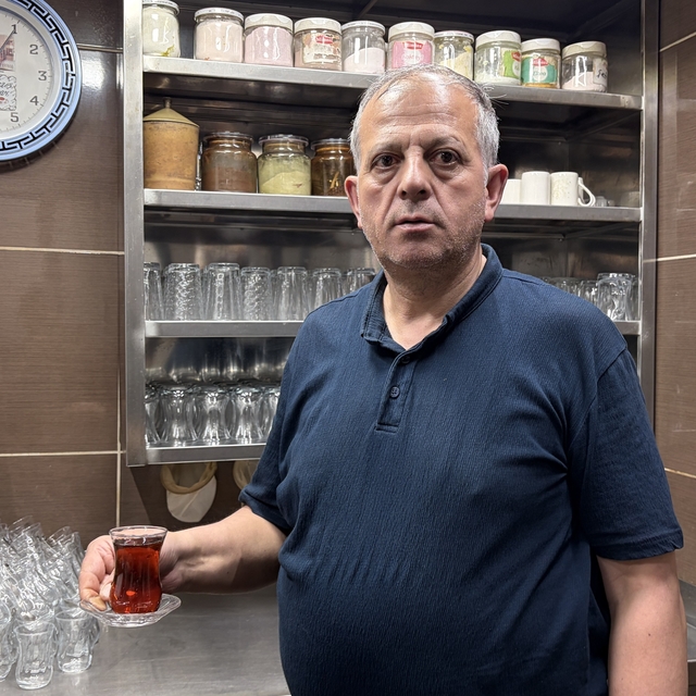 4 metrekare dükkanda 43 yıldır çay demliyor