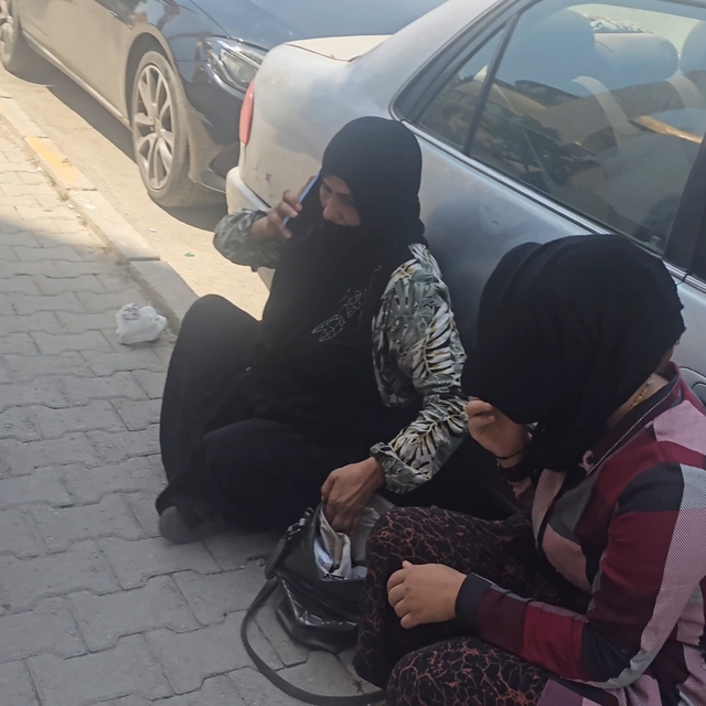 Elazığ'da dilencilere zabıta operasyonu: Aracın arkasına saklanıp telefonla...