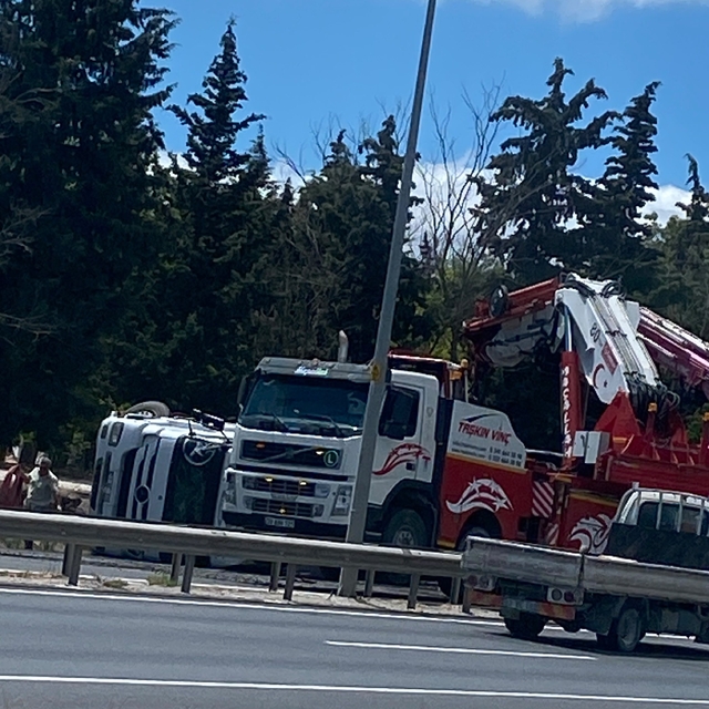 Kırklareli girişinde tır devrildi