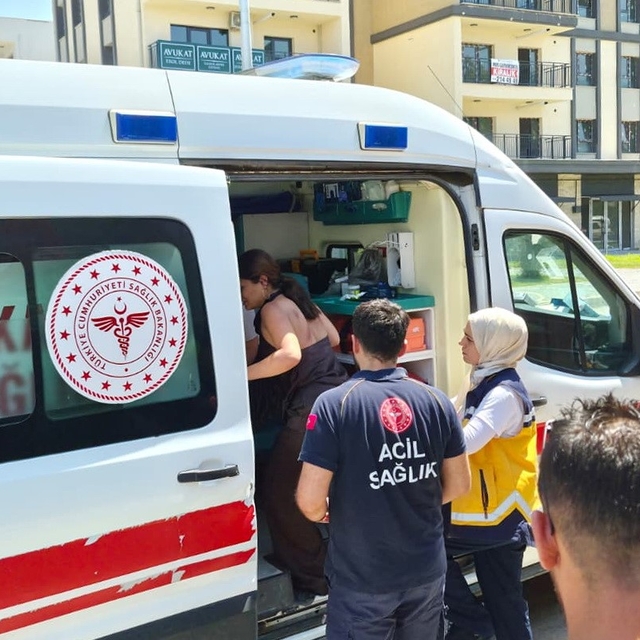 Devrilen motosikletteki 2 kişi yaralandı