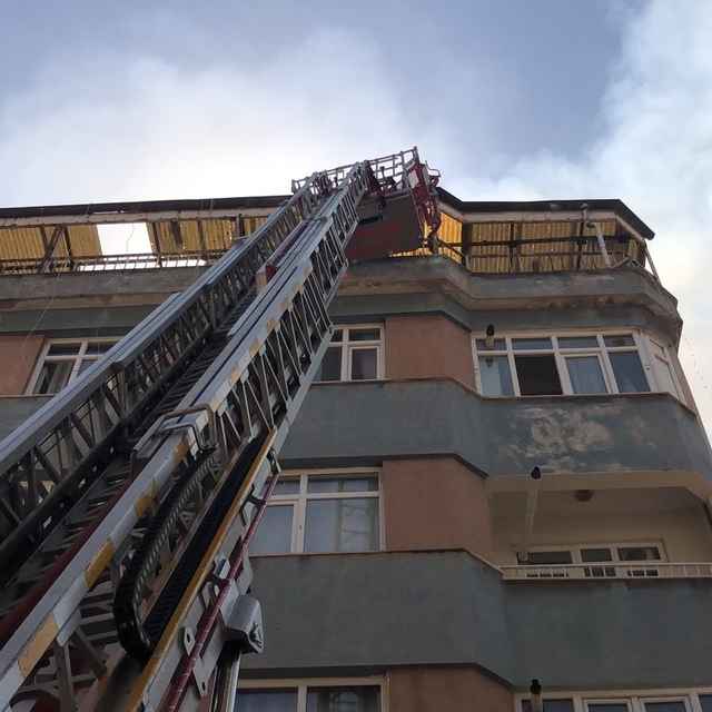 Elazığ'da 5 katlı binanın çatısında yangın: 1 kişi dumandan etkilendi