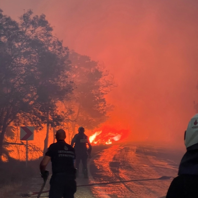 İtfaiye ekipleri alevlerle burun buruna geldi