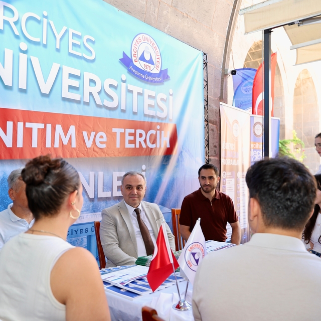 Rektör Prof. Dr. Fatih Altun, tercih danışmanlığı standında öğrenciler ile...
