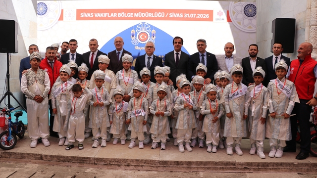Sivas'ta çocuklar 5 asırlık vakıf geleneğiyle sünnet şöleninde buluştu