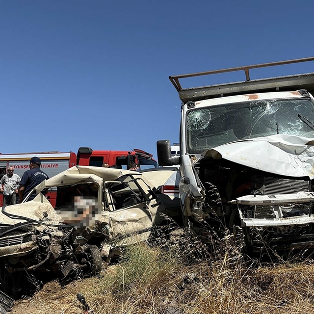 Manisa'da otomobille kamyonet çarpıştı: 1 ölü, 1 yaralı