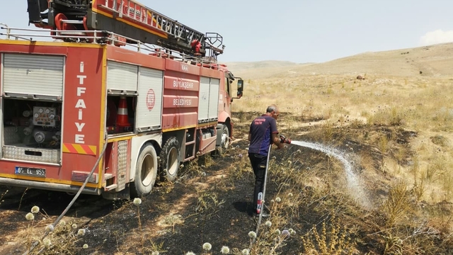 Van'ın Muradiye ilçesinde anız yangını