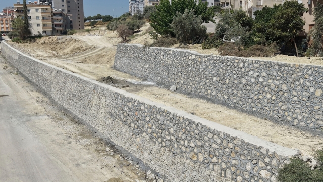 Tarsus'ta riskli bölgeye 240 metrelik istinat duvarı yapıldı
