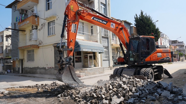 Tarsus'ta 17 sokak 10 bin ton sıcak asfaltla yenilendi
