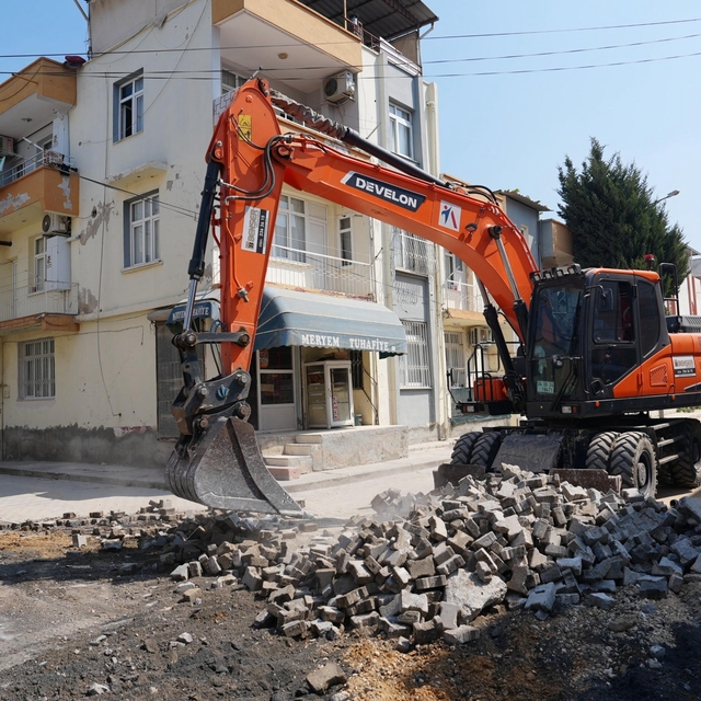 Tarsus'ta 17 sokak 10 bin ton sıcak asfaltla yenilendi