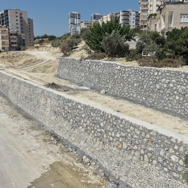 Tarsus'ta riskli bölgeye 240 metrelik istinat duvarı yapıldı