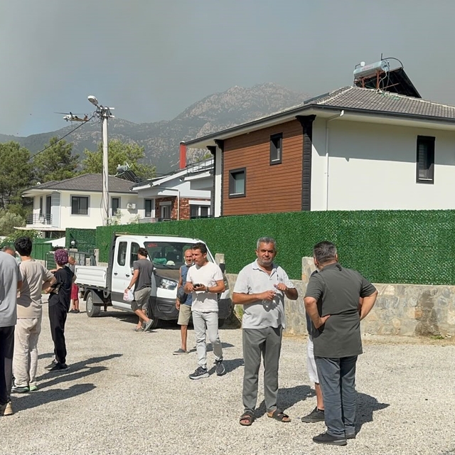 Fethiye Üzümlü'deki yangına yoğun müdahale
Vatandaşlar güvenli alanlara tah...