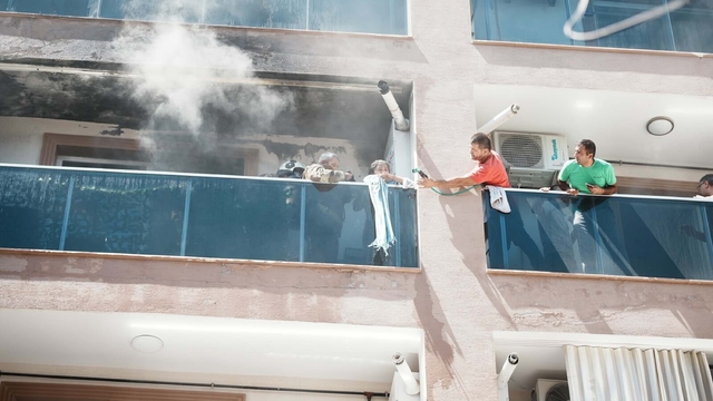 Binadaki yangında mahsur kalan 4'ü çocuk, 10 kişi kurtarıldı