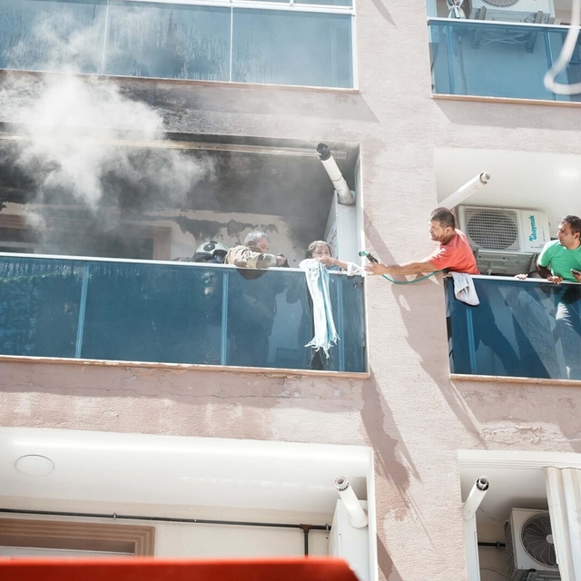 Binadaki yangında mahsur kalan 4'ü çocuk, 10 kişi kurtarıldı