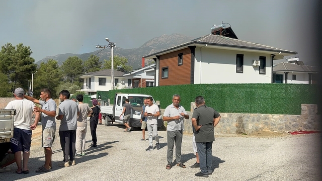 Fethiye Üzümlü'deki yangına yoğun müdahale
Vatandaşlar güvenli alanlara tahliye edildi