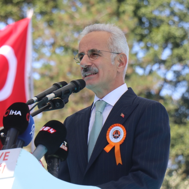 Bakan Uraloğlu: "Ayasofya ile yaşıt 1500 yıllık Sangarios Köprüsü'nü şehrim...
