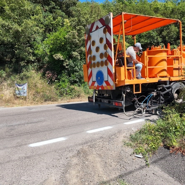 Yalova'da köy yollarında çizgi ve boyama çalışmaları sürüyor