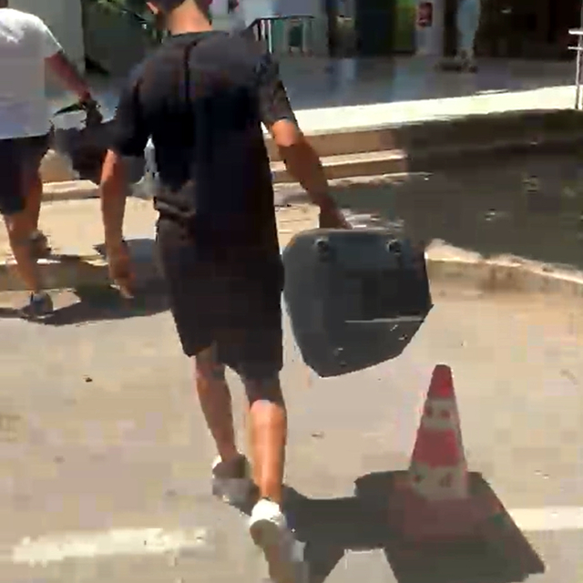 İşletmesine ceza uygulandığı gerekçesiyle malzemelerini belediye önünde ate...