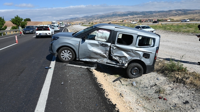Kırıkkale'de 4 aracın karıştığı zincirleme kaza: 3 yaralı