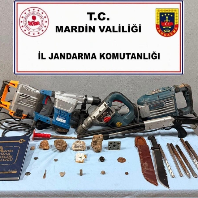 Mardin'de tarihi eser kaçakçılığı operasyonunda 1500 yıllık mozaik ele geçi...