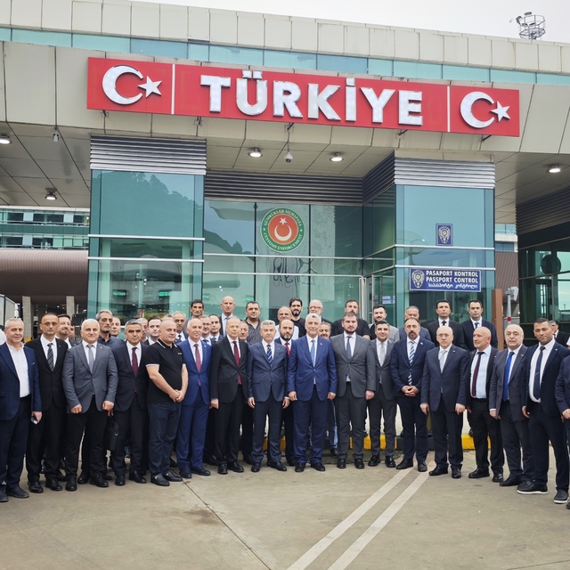 Bakan Bolat: Sarp Gümrük Kapısı'ndan geçişler her geçen gün artmakta (2)