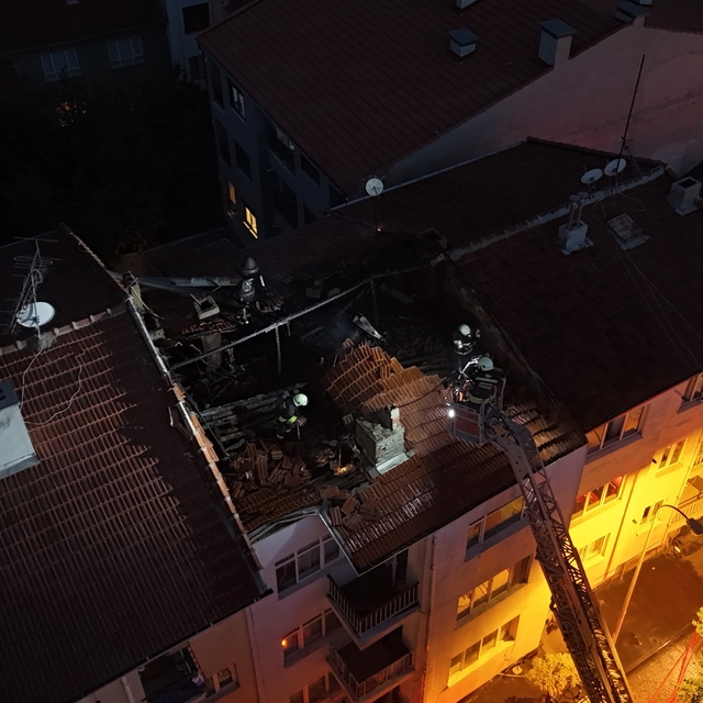 Eskişehir'de 4 katlı binanın çatısında yangın çıktı: Dumandan etkilenenler...