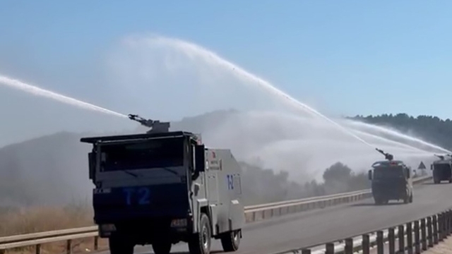 Kontrol altına alınan orman yangınında peş peşe sıralanan TOMA'ların müdahalesi