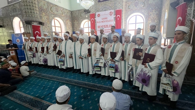 Kütahya'da 15 hafız için icazet merasimi
Diyanet İşleri Başkan Yardımcısı Dr. Hafız Osman Şahin:
"Kur'an-ı Kerim'i okumayı bilmeyen kimse kalmamalı"
