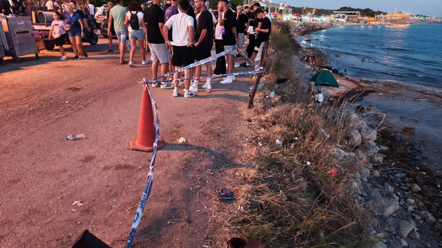 Dayandıkları demir bariyerin kopması sonucu sahildeki kayalıklara düşen 2 kişi yaralandı