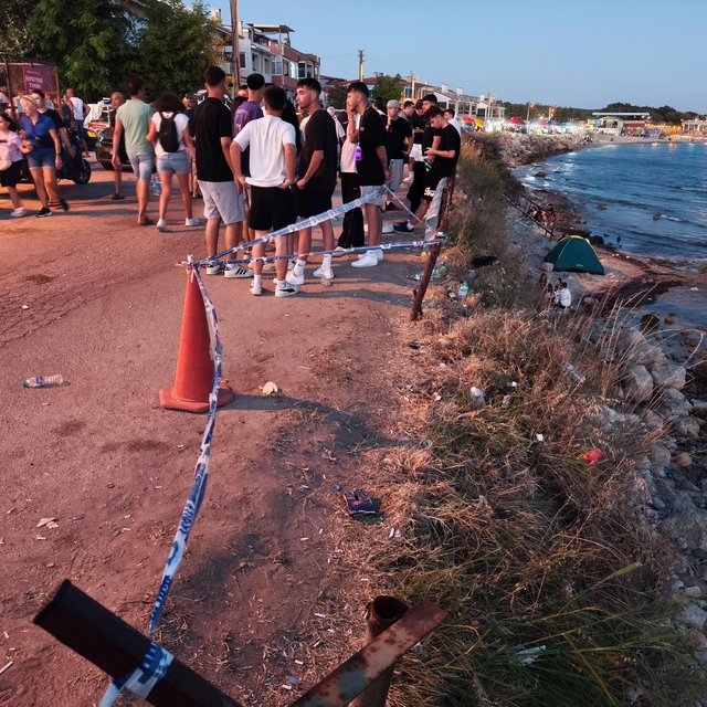 Dayandıkları demir bariyerin kopması sonucu sahildeki kayalıklara düşen 2 k...