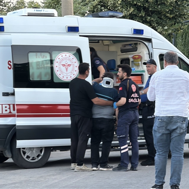Burdur'da hafif ticari araç ile motosiklet çarpıştı: 1'i ağır 2 yaralı