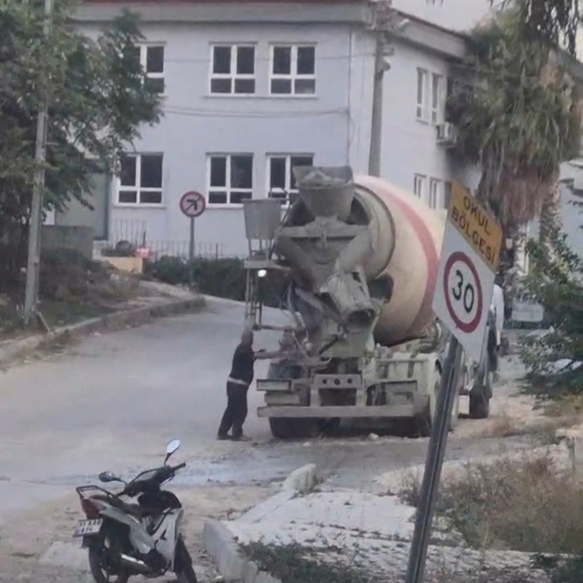 Mikserin yola beton dökmesi kamerada
