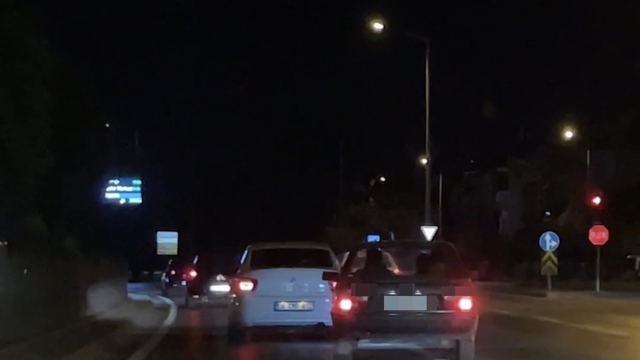 Makas atan sürücü hem yanındakileri hem trafiği tehlikeye attı