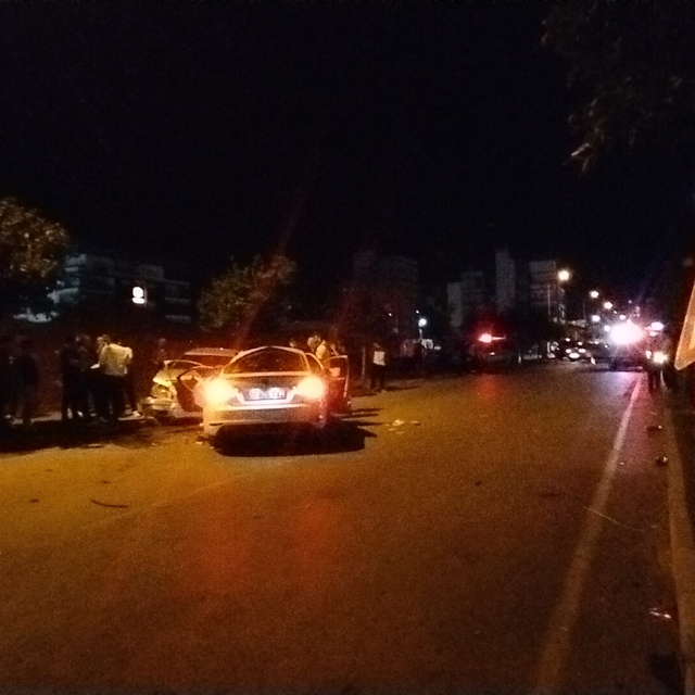 Kavşakta feci kaza: 3 otomobil hurdaya döndü, 7 kişi yaralandı