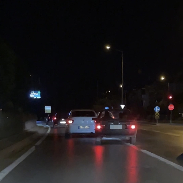 Makas atan sürücü hem yanındakileri hem trafiği tehlikeye attı