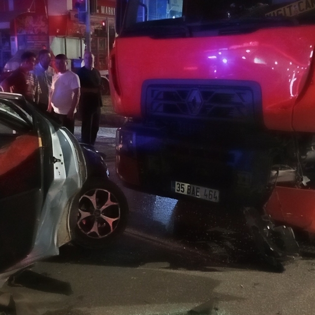 Samsun'da kamyon, otomobile çarptı: 3 yaralı