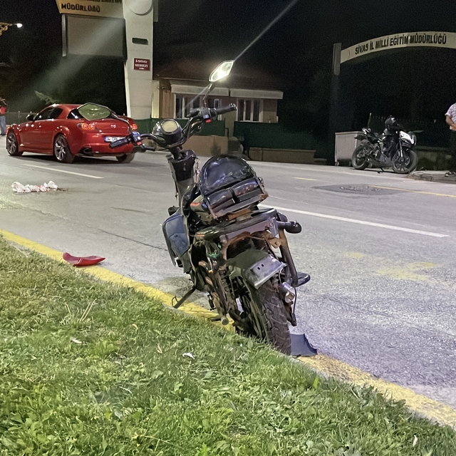 Sivas'ta motosiklet ile elektrikli bisiklet çarpıştı: 2 ağır yaralı
