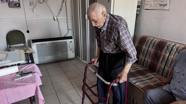 93 yaşında iş yerinde yaşıyor
Tek başına ihtiyaçlarını gideremeyen Niyazi amca huzurevine yerleşmek istiyor