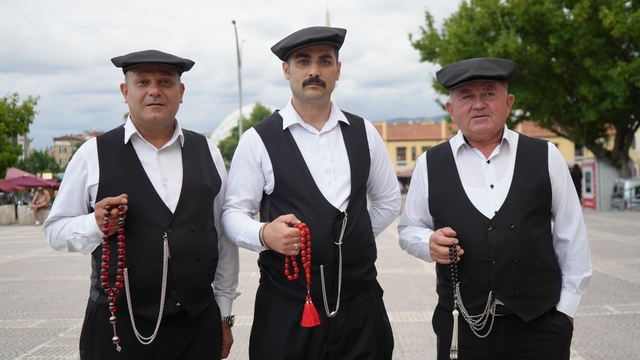 Çarşamba Beyleri, geleneksel kıyafetleriyle geçmişi geleceğe taşıyor
Unutulmaya yüz tutan Çarşamba kıyafetleri yeniden hayat buldu