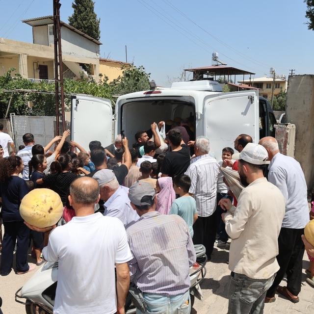 Depremzede vatandaşlara 100 ton kavun ücretsiz dağıtıldı